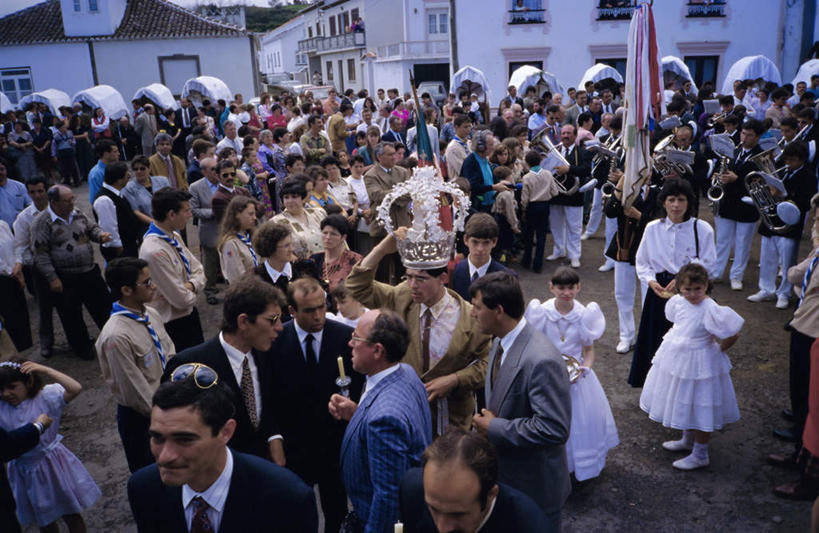 西方人,家,站,走,横图,室外,白天,正面,度假,美景,别墅,窗户,城市风光,城市,皇冠,葡萄牙,欧洲,欧洲人,一排,阴影,服装,整齐,并列,并排,光线,影子,房屋,墙,屋子,景观,公寓,许多人,注视,休闲装,娱乐,洋房,楼房,玻璃窗,墙壁,墙面,住宅,排列,衣服,阳光,观察,看,站着,一群人,享受,休闲,休闲服,景色,放松,服饰,观看,权威,察看,队列,高贵,关注,南欧,平行,权力,统治,葡萄牙共和国,亚速尔群岛,亚速群岛,男人,男性,年轻男性,年轻女性,女人,女性,白种人,王冠,步行,散步,站立,走路,彩图,全身,房子