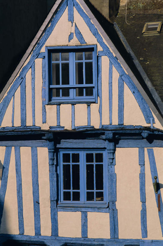 无人,家,竖图,室外,特写,白天,正面,度假,美景,别墅,窗户,城市风光,城市,建筑,法国,欧洲,阴影,光线,瓦片,影子,房屋,墙,屋顶,屋子,景观,公寓,顶棚,瓦,娱乐,洋房,楼房,玻璃窗,墙壁,墙面,住宅,阳光,享受,休闲,景色,放松,建造,布列塔尼,屋瓦,法兰西共和国,法兰西第五共和国,布列塔尼地区,莫尔比昂省,彩图,房子