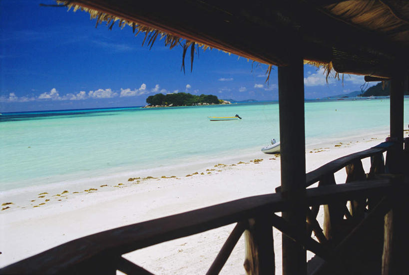 无人,家,木屋,栏杆,横图,室外,白天,正面,旅游,度假,海浪,海洋,美景,沙滩,非洲,塞舌尔,阴影,光线,沙子,影子,栅栏,海岸,景观,浪花,篱笆,水平线,云,云朵,围栏,辽阔,海平线,沙地,云彩,娱乐,护栏,住宅,蓝色,白云,蓝天,天空,阳光,自然,海水,天,享受,休闲,广阔,景色,放松,晴朗,一望无际,自然风光,海景,塞舌尔共和国,阿非利加洲,东非,无边无际,一马平川,普拉斯林岛,大海,风浪,海,海水的波动,海滩,近岸浪,涌浪,晴空,彩图,茅舍,茅屋,棚屋,小木屋,小屋,水天相接,水天一线