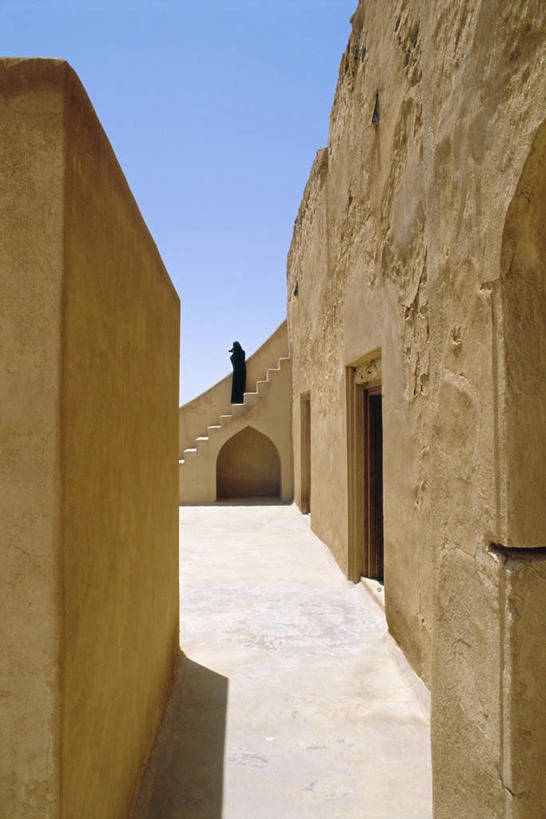 东方人,一个人,走,竖图,室外,白天,正面,民族服装,旅游,度假,楼梯,门,标志建筑,道路,地标,建筑,路,阿曼,亚洲,仅一个男性,仅一个人,仅一个中年男性,阴影,服装,光线,影子,堡垒,城堡,阶梯,墙,拱门,小路,交通,注视,黄种人,娱乐,建设,墙壁,墙面,台阶,衣服,蓝色,蓝天,天空,阳光,门框,天,观察,看,享受,休闲,旅游胜地,放松,服饰,晴朗,观看,察看,衣着,要塞,穿着,关注,西亚,万里无云,衣饰,阿曼苏丹国,设防,尼兹瓦,男人,男性,中年男性,亚洲人,晴空,晴空万里,步行,散步,走路,彩图,全身,传统服装,民俗服