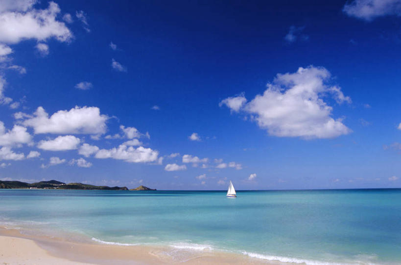 帆船,无人,横图,室外,白天,正面,旅游,度假,海浪,海洋,美景,沙滩,船,阴影,光线,沙子,影子,海岸,景观,浪花,水平线,云,云朵,辽阔,海平线,沙地,云彩,娱乐,蓝色,白云,蓝天,天空,阳光,自然,海水,交通工具,天,享受,休闲,广阔,景色,放松,晴朗,一望无际,北美,北美洲,自然风光,载具,美洲,海景,北亚美利加洲,亚美利加洲,无边无际,一马平川,安提瓜岛,巴布达,巴布达岛,安提瓜,杜尔西纳岛,大海,风浪,海,海水的波动,海滩,近岸浪,涌浪,晴空,彩图,水天相接,水天一线