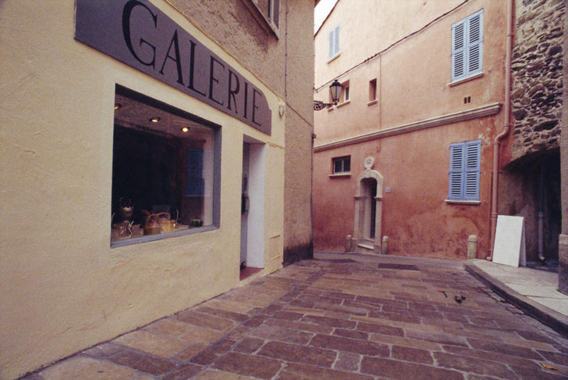 无人,博物馆,家,商店,横图,室外,白天,正面,购物,度假,消费,美景,窗户,城市风光,城市,道路,路,法国,欧洲,阴影,研究,光线,影子,房屋,墙,屋子,景观,公寓,小路,交通,教育,娱乐,商铺,洋房,楼房,玻璃窗,墙壁,墙面,住宅,阳光,享受,休闲,景色,放松,金融,展览,欣赏,陈列,选购,贸易,瓦尔省,法兰西共和国,血拼,法兰西第五共和国,市肆,商号,普罗旺斯.阿尔卑斯.蓝色海岸,普罗旺斯.阿尔卑斯.蓝色海岸大区,典藏,瓦尔,彩图,房子,店铺