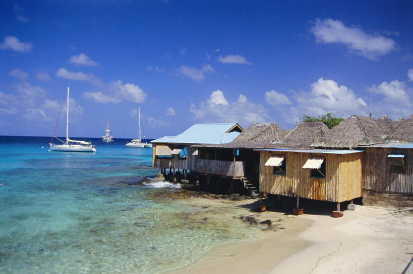 无人,家,木屋,横图,室外,白天,正面,旅游,度假,海浪,海洋,美景,沙滩,植物,船,阴影,光线,沙子,影子,海岸,景观,浪花,水平线,云,云朵,辽阔,游艇,海平线,沙地,云彩,娱乐,住宅,树,树木,蓝色,绿色,白云,蓝天,天空,阳光,自然,海水,交通工具,天,享受,休闲,广阔,景色,南美,放松,生长,晴朗,成长,一望无际,南美洲,西印度群岛,拉丁美洲,自然风光,载具,美洲,海景,亚美利加洲,南亚美利加洲,无边无际,一马平川,格林纳丁斯,圣文森特,大海,风浪,海,海水的波动,海滩,近岸浪,涌浪,晴空,彩图,茅舍,茅屋,棚屋,小木屋,小屋,水天相接,水天一线