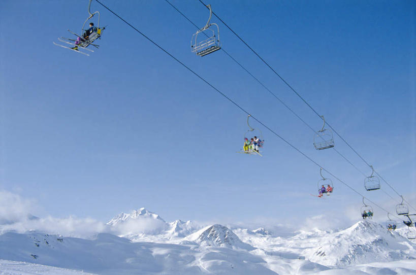 西方人,坐,横图,室外,白天,仰视,旅游,度假,石头,美景,山,雪,雪山,大雪,瑞士,欧洲,欧洲人,阴影,服装,光线,石子,影子,冰,积雪,景观,山顶,山峰,雪景,冬季,冬天,山峦,许多人,注视,休闲装,娱乐,缆车,衣服,蓝色,蓝天,天空,阳光,自然,交通工具,天,观察,看,一群人,享受,休闲,休闲服,景色,放松,寒冷,服饰,晴朗,观看,察看,冰冷,关注,自然风光,索道,中欧,沉积岩,万里无云,严寒,瑞士联邦,冰凉,酷寒,凛冽,凛凛,极冷,颠峰,极峰,瓦莱州,缆索铁路,水成岩,韦尔毕耶,男人,男性,年轻男性,年轻女性,女人,女性,白种人,石块,岩石,晴空,晴空万里,坐着,彩图,低角度拍摄,全身