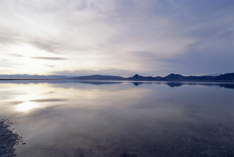 无人,横图,室外,白天,正面,旅游,度假,湖,湖泊,美景,山,山脉,水,美国,阴影,波纹,光线,影子,湖面,景观,山峰,水流,水面,云,云朵,涟漪,山峦,云彩,娱乐,蓝色,白云,倒影,蓝天,水纹,天空,阳光,自然,波浪,湖水,群山,天,享受,休闲,景色,放松,晴朗,倒映,北美,北美洲,犹他州,自然风光,美洲,水晕,北亚美利加洲,亚美利加洲,犹他,蜂窝之州,蜂房州,盐湖,大盐湖,反照,晴空,彩图