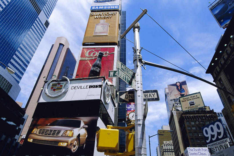 无人,高楼大厦,广场,横图,室外,白天,仰视,度假,美景,城市风光,城市,大厦,建筑,摩天大楼,纽约,美国,阴影,电力,光线,标志,电线,电线杆,数字,文字,线,影子,字符,景观,云,云朵,曼哈顿,电能,线路,云彩,娱乐,标识,蓝色,白云,蓝天,天空,阳光,楼宇,天,享受,休闲,景色,放松,阿拉伯数字,晴朗,电,时代广场,电源,北美,北美洲,美洲,能量,纽约州,帝国之州,帝国州,时报广场,纽约时报广场,北亚美利加洲,亚美利加洲,晴空,彩图,低角度拍摄,大楼,高层建筑,高楼,摩天楼,曼哈顿岛