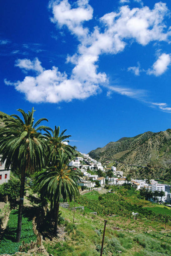 无人,家,竖图,室外,白天,正面,旅游,度假,草地,草坪,美景,山,山脉,植物,西班牙,欧洲,阴影,朦胧,模糊,光线,影子,房屋,屋子,景观,山峰,云,云朵,山峦,云彩,娱乐,楼房,住宅,草,树,树木,蓝色,绿色,白云,蓝天,天空,阳光,自然,群山,天,享受,休闲,景色,放松,生长,晴朗,成长,加纳利群岛,南欧,自然风光,加那利群岛,西班牙王国,戈梅拉岛,晴空,彩图,房子