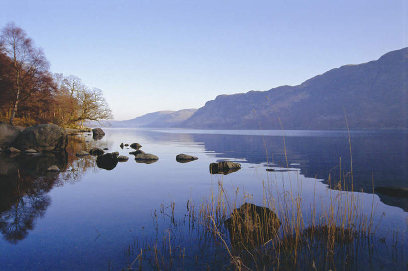 无人,横图,室外,白天,正面,旅游,度假,湖,湖泊,美景,山,山脉,水,英国,欧洲,阴影,波纹,朦胧,模糊,光线,影子,湖面,景观,山峰,水流,水面,涟漪,山峦,娱乐,英格兰,蓝色,倒影,蓝天,水纹,天空,阳光,自然,波浪,湖水,群山,天,享受,休闲,景色,放松,晴朗,倒映,西欧,自然风光,大不列颠,大不列颠及北爱尔兰联合王国,万里无云,水晕,大不列颠联合王国,日不落英帝国,反照,英吉利,坎布里亚,坎布里亚郡,晴空,晴空万里,彩图