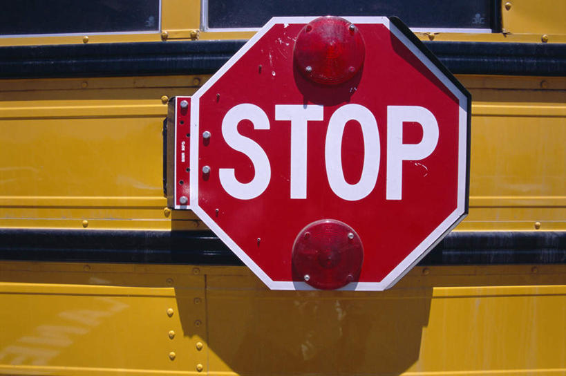 无人,横图,室外,特写,白天,正面,公共汽车,一辆,阴影,光线,英文,标志,文字,影子,字符,字母,巴士,公交车,警告,标识,车,阳光,交通工具,警示,英文字母,禁止,提醒,提示,限制,载具,危险,彩图