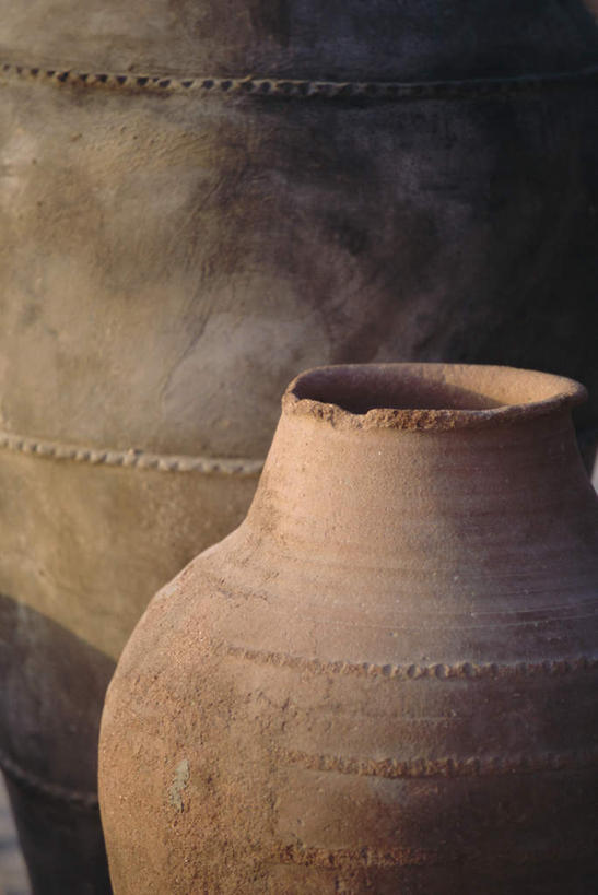 无人,竖图,室内,特写,白天,正面,静物,阴影,花纹,朦胧,模糊,反射,影子,泥土,土壤,两个,容器,储藏,储存,斑纹,广口瓶,彩图,贮存