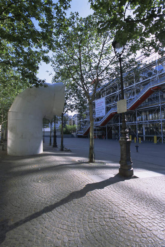 无人,博物馆,家,栏杆,竖图,室外,白天,仰视,旅游,度假,植物,楼梯,标志建筑,道路,地标,建筑,路,法国,巴黎,欧洲,阴影,研究,光线,扶手,影子,房屋,阶梯,屋子,小路,交通,首都,教育,娱乐,建设,护栏,楼房,台阶,住宅,树,树木,蓝色,绿色,蓝天,天空,阳光,自然,天,享受,休闲,旅游胜地,放松,生长,晴朗,成长,展览,西欧,欣赏,法兰西,庞毕度中心,陈列,万里无云,法兰西共和国,法兰西第五共和国,法兰西岛,乔治.蓬皮杜国家艺术文化中心,法兰西岛大区,典藏,蓬皮杜艺术中心,拉丁区,晴空,晴空万里,彩图,低角度拍摄,房子,巴黎省,巴黎市