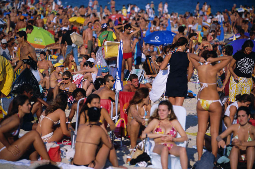 西方人,站,坐,横图,室外,白天,正面,泳装,比基尼,旅游,度假,海浪,海洋,沙滩,椅子,巴西,欧洲,欧洲人,行人,游客,游人,阴影,泳裤,朦胧,模糊,光线,伞,沙子,影子,雨伞,遮阳伞,木椅,躺椅,海岸,浪花,沙地,许多人,注视,娱乐,阳伞,路人,旅客,阳光,海水,观察,看,站着,一群人,享受,休闲,南美,放松,观看,察看,南美洲,拉丁美洲,关注,美洲,海景,连体泳衣,里约热内卢州,巴西联邦共和国,亚美利加洲,人山人海,南亚美利加洲,过客,摩肩接踵,男人,男性,年轻男性,年轻女性,女人,女性,白种人,大海,风浪,海,海水的波动,海滩,近岸浪,涌浪,站立,坐着,半身,彩图,三点式,泳衣