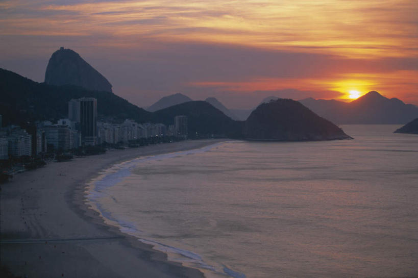 无人,高楼大厦,横图,俯视,室外,白天,旅游,度假,办公楼,海浪,海洋,美景,日落,沙滩,山,山脉,植物,大厦,建筑,摩天大楼,写字楼,巴西,沙子,海岸,景观,浪花,山峰,晚霞,霞光,落日,沙地,山峦,娱乐,树,树木,绿色,自然,海水,黄昏,楼宇,群山,享受,休闲,商务楼,景色,彩霞,南美,放松,生长,成长,南美洲,拉丁美洲,自然风光,美洲,里约热内卢,海景,里约热内卢州,巴西联邦共和国,首府,亚美利加洲,南亚美利加洲,里约热内卢市,夕照,科巴卡巴纳海滩,科帕卡巴纳海滩,大海,风浪,海,海水的波动,海滩,近岸浪,涌浪,夕阳,彩图,高角度拍摄,大楼,高层建筑,高楼,摩天楼,斜阳