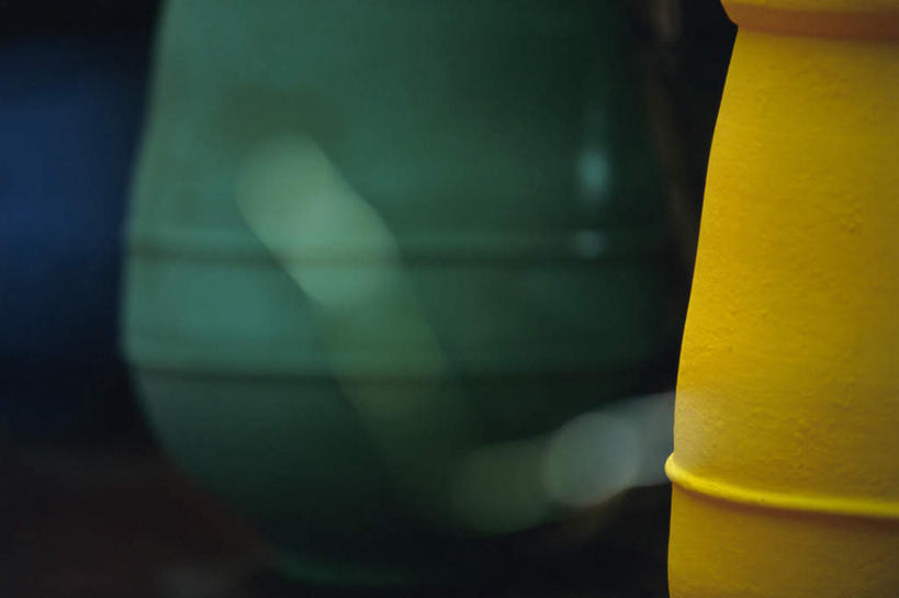 无人,横图,室外,特写,白天,正面,地板,门,静物,阴影,朦胧,模糊,光线,桶,影子,两个,黄色,绿色,阳光,容器,门框,潮湿,储藏,储存,湿润,彩图,贮存