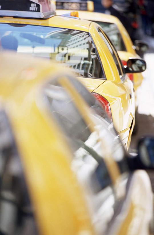 无人,高楼大厦,竖图,室外,特写,白天,正面,安全,办公楼,地板,镜子,大厦,建筑,摩天大楼,写字楼,出租车,汽车,三辆,阴影,朦胧,模糊,反射,光线,英文,标志,文字,影子,字符,字母,反光镜,交通,标识,车,黄色,阳光,楼宇,交通工具,轿车,商务楼,英文字母,镜像,生命,镜面,载具,的士,计程车,光学,凸面镜,彩图,大楼,高层建筑,高楼,摩天楼,广角镜