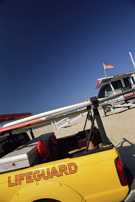 无人,竖图,室外,白天,正面,旅游,度假,城市,道路,路,轮船,船,汽车,旗帜,美国,一辆,一艘,阴影,光线,影子,小路,交通,娱乐,旗子,车,黄色,蓝色,蓝天,天空,阳光,交通工具,轿车,天,享受,休闲,放松,晴朗,北美,北美洲,加利福尼亚,载具,美洲,加州,洛杉矶,加利福尼亚州,万里无云,金州,黄金州,威尼斯海滩,北亚美利加洲,亚美利加洲,旌旗,旗号,天使之城,晴空,晴空万里,彩图