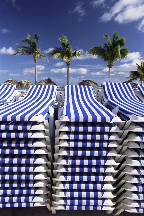 无人,竖图,室外,白天,正面,旅游,度假,美景,植物,棕榈树,叶子,椅子,一堆,阴影,堆叠,堆积,朦胧,模糊,光线,影子,躺椅,景观,云,云朵,绿叶,四棵,云彩,娱乐,树,树木,蓝色,绿色,白色,白云,蓝天,天空,阳光,自然,天,享受,休闲,嫩叶,景色,南美,放松,生长,晴朗,成长,堆,沙滩椅,南美洲,西印度群岛,拉丁美洲,自然风光,美洲,棕榈叶,亚美利加洲,南亚美利加洲,叶,叶片,晴空,彩图,巴哈马群岛