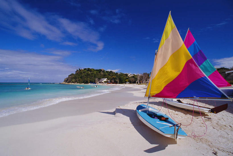 帆船,无人,横图,室外,白天,正面,旅游,度假,海浪,海洋,美景,沙滩,植物,船,沙子,海岸,景观,浪花,水平线,云,云朵,辽阔,海平线,沙地,云彩,娱乐,树,树木,蓝色,绿色,白云,蓝天,天空,自然,海水,交通工具,天,享受,休闲,广阔,景色,放松,生长,晴朗,成长,一望无际,北美,北美洲,自然风光,载具,美洲,海景,北亚美利加洲,亚美利加洲,无边无际,一马平川,安提瓜岛,巴布达,巴布达岛,安提瓜,杜尔西纳岛,大海,风浪,海,海水的波动,海滩,近岸浪,涌浪,晴空,彩图,水天相接,水天一线