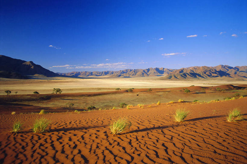 无人,公园,横图,室外,白天,正面,旅游,度假,草地,石头,美景,沙漠,山,山脉,植物,非洲,纳米比亚,阴影,光线,石子,影子,地平线,景观,山峰,云,云朵,辽阔,地面,山峦,云彩,娱乐,草,蓝色,绿色,白云,蓝天,天空,阳光,自然,群山,天,享受,休闲,广阔,景色,放松,晴朗,一望无际,国家公园,自然风光,延伸,天地相交,纳米比亚共和国,无边无际,一马平川,纳米布.诺克卢福国家公园,大漠,砂漠,石块,岩石,晴空,彩图