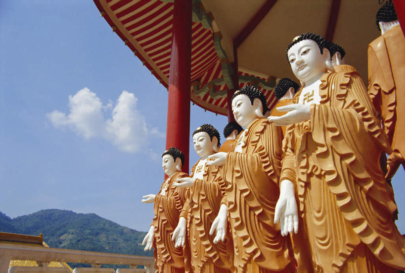 东方人,无人,寺庙,站,横图,室外,白天,仰视,民族服装,旅游,度假,石头,名胜古迹,山,山脉,标志建筑,地标,建筑,雕塑,马来西亚,亚洲,一排,阴影,节日,遗迹,艺术,整齐,装饰,光线,雕刻,雕像,石子,影子,山峰,云,云朵,山峦,许多人,云彩,注视,黄种人,古迹,文化,文物,娱乐,建设,古建筑,排列,蓝色,白云,蓝天,天空,阳光,工艺品,庙宇,群山,天,观察,看,祈祷,站着,一群人,享受,休闲,健康,旅游胜地,放松,许愿,宗教,东南亚,佛教,信仰,晴朗,观看,纪念,祈求,美术,察看,队列,关注,主题,陈列,古文明,功能,美学,释教,槟城,槟城州,槟榔屿,槟州,极乐寺,马来西亚联邦,槟榔山,升旗山,平安,男人,男性,中年男性,亚洲人,石块,岩石,晴空,站立,半身,彩图,低角度拍摄,传统服装,民俗服,庙,寺