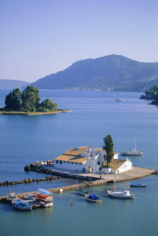 西方人,家,站,竖图,俯视,室外,白天,旅游,度假,岛屿,海浪,海洋,石头,美景,沙滩,山,山脉,植物,希腊,欧洲,欧洲人,阴影,服装,光线,沙子,石子,影子,房屋,屋子,岛,海岸,景观,浪花,山峰,沙地,山峦,许多人,注视,休闲装,娱乐,楼房,住宅,树,树木,衣服,蓝色,绿色,蓝天,天空,阳光,自然,海水,群山,天,观察,看,站着,一群人,享受,休闲,休闲服,景色,放松,服饰,生长,晴朗,成长,观看,察看,关注,自然风光,海景,希腊共和国,万里无云,爱奥尼亚群岛,伊奥尼亚群岛,科孚岛,克基拉岛,男人,男性,女人,女性,中年男性,中年女性,白种人,大海,风浪,海,海水的波动,海滩,近岸浪,列岛,群岛,石块,岩石,涌浪,诸岛,晴空,晴空万里,站立,彩图,高角度拍摄,全身,房子