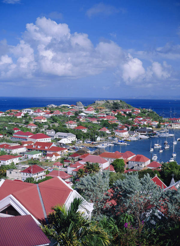 帆船,无人,家,码头,竖图,俯视,室外,白天,度假,海浪,海洋,美景,植物,城市风光,城市,港口,建筑,船,停靠,阴影,光线,瓦片,影子,房屋,屋顶,屋子,景观,浪花,水平线,云,云朵,辽阔,海平线,云彩,顶棚,瓦,娱乐,楼房,住宅,树,树木,蓝色,绿色,白云,蓝天,天空,阳光,自然,海水,交通工具,天,享受,休闲,广阔,景色,南美,放松,建造,生长,晴朗,成长,一望无际,南美洲,荷属安的列斯,西印度群岛,拉丁美洲,停泊,载具,美洲,海景,屋瓦,荷属安的列斯群岛,亚美利加洲,南亚美利加洲,无边无际,一马平川,圣巴泰勒米岛,大海,风浪,海,海水的波动,近岸浪,涌浪,晴空,彩图,高角度拍摄,房子,摆渡口,埠头,渡口,渡头,港湾,海港,货运码头,口岸,商港,水天相接,水天一线