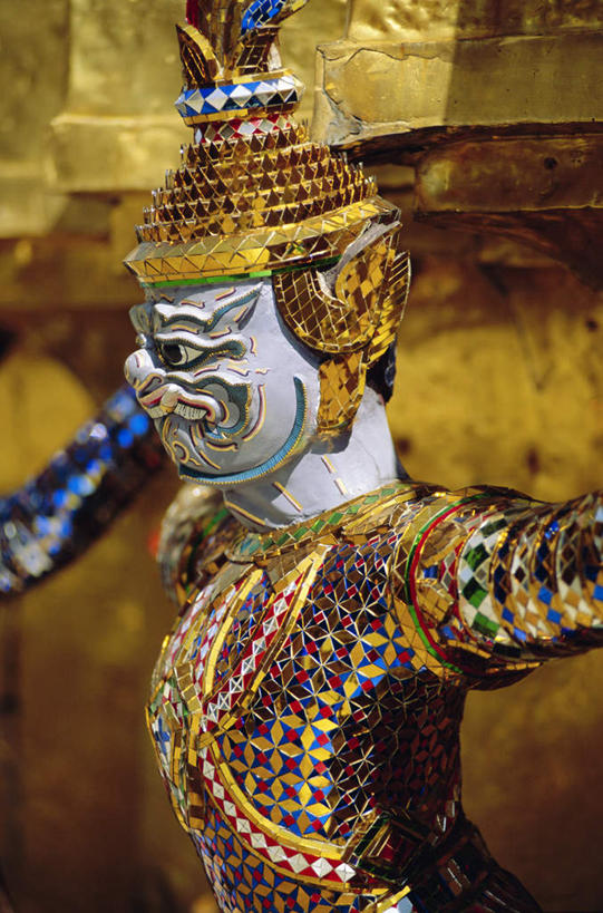 无人,宫殿,竖图,室外,特写,白天,正面,旅游,度假,名胜古迹,标志建筑,地标,建筑,雕塑,曼谷,泰国,亚洲,阴影,遗迹,艺术,装饰,光线,雕刻,雕像,影子,首都,古迹,文物,娱乐,建设,古建筑,阳光,工艺品,享受,休闲,金色,旅游胜地,放松,东南亚,纪念,美术,富贵,主题,陈列,古文明,忠诚,泰王国,大皇宫,功能,美学,富丽,名誉,荣华,曼谷皇宫,彩图,皇宫