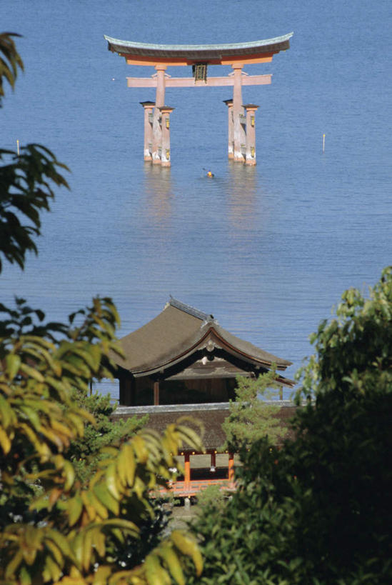 无人,家,竖图,俯视,室外,白天,旅游,度假,湖,湖泊,水,植物,门,标志建筑,地标,建筑,广岛县,日本,亚洲,阴影,波纹,朦胧,模糊,光线,影子,房屋,屋子,湖面,水流,水面,涟漪,娱乐,建设,楼房,住宅,树,树木,绿色,倒影,水纹,阳光,自然,门框,波浪,湖水,享受,休闲,旅游胜地,放松,生长,成长,倒映,神殿,东亚,本州,宫岛,本州岛,日本国,広岛,水晕,中国地方,反照,严岛,彩图,高角度拍摄,房子