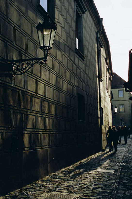 西方人,四个人,伙伴,朋友,家,走,竖图,室外,白天,仰视,度假,友谊,石头,美景,城市风光,城市,照明,欧洲,捷克,欧洲人,阴影,服装,朦胧,模糊,光线,壁灯,石子,影子,房屋,墙,屋子,景观,灯光,注视,休闲装,娱乐,楼房,墙壁,墙面,住宅,灯,衣服,蓝色,蓝天,天空,阳光,灯具,天,观察,看,享受,休闲,休闲服,景色,放松,服饰,晴朗,观看,照亮,察看,照明设备,关注,中欧,捷克共和国,万里无云,布拉格城堡,黄金巷,友情,男人,男性,年轻男性,年轻女性,女人,女性,白种人,石块,岩石,晴空,晴空万里,步行,散步,走路,彩图,低角度拍摄,全身,房子