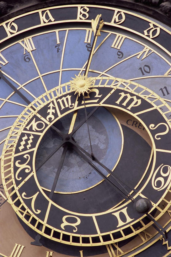 无人,竖图,俯视,室外,特写,白天,旅游,度假,欧洲,捷克,阴影,朦胧,模糊,时间,光线,标志,时钟,文字,影子,字符,字母,首都,计时,方向,娱乐,标识,箭头,阳光,钟表,享受,休闲,表,放松,指向,中欧,捷克共和国,旧城广场,簇,布拉格,布拉格旧城广场,布拉格老城广场,布拉格天文钟,布拉格占星时钟,天文钟,钟,彩图,高角度拍摄