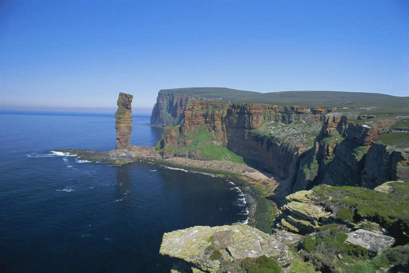 无人,横图,室外,白天,正面,旅游,度假,海浪,海洋,石头,美景,山,山脉,英国,欧洲,阴影,朦胧,模糊,光线,石子,影子,景观,浪花,山峰,水平线,悬崖,辽阔,海平线,山峦,娱乐,苏格兰,蓝色,蓝天,天空,阳光,自然,海水,群山,天,享受,休闲,广阔,景色,放松,晴朗,一望无际,西欧,自然风光,大不列颠,海景,大不列颠及北爱尔兰联合王国,万里无云,绝壁,大不列颠联合王国,日不落英帝国,苏格兰王国,无边无际,一马平川,奥克尼群岛,大海,风浪,海,海水的波动,近岸浪,石块,岩石,涌浪,晴空,晴空万里,彩图,水天相接,水天一线