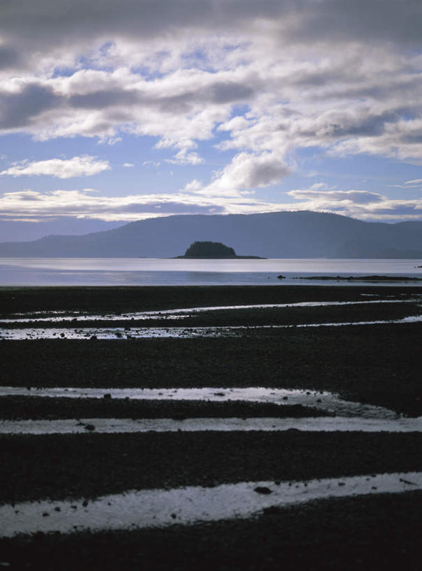 无人,竖图,室外,白天,正面,旅游,度假,岛屿,海浪,海洋,石头,美景,沙滩,山,山脉,加拿大,阴影,光线,沙子,石子,影子,岛,海岸,景观,浪花,山峰,水平线,云,云朵,辽阔,海平线,沙地,山峦,云彩,娱乐,蓝色,白云,蓝天,天空,阳光,自然,海水,群山,天,享受,休闲,广阔,景色,放松,晴朗,一望无际,北美,北美洲,自然风光,美洲,海景,北亚美利加洲,亚美利加洲,卑诗省,不列颠哥伦比亚,不列颠哥伦比亚省,夏洛特皇后群岛,无边无际,一马平川,大海,风浪,海,海水的波动,海滩,近岸浪,列岛,群岛,石块,岩石,涌浪,诸岛,晴空,彩图,水天相接,水天一线