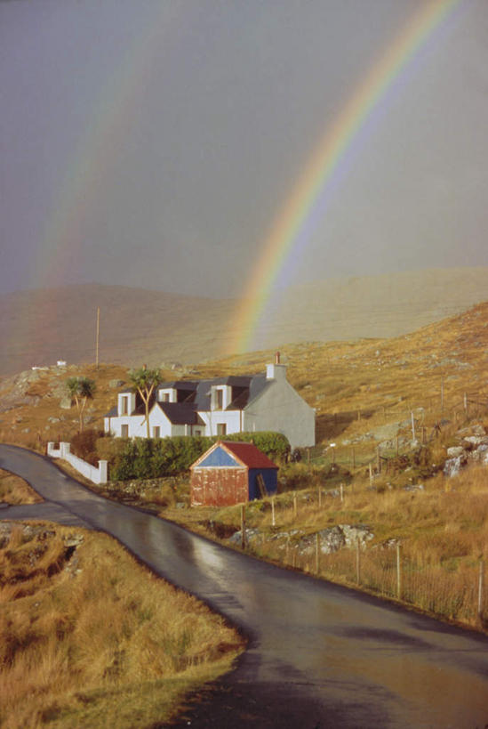 无人,家,竖图,俯视,室外,白天,度假,彩虹,草地,草坪,美景,植物,雾,城市风光,城市,道路,路,英国,欧洲,房屋,屋子,景观,小路,交通,娱乐,楼房,苏格兰,住宅,草,一个,绿色,享受,休闲,景色,放松,潮湿,单个,迷雾,西欧,大不列颠,大不列颠及北爱尔兰联合王国,湿润,大不列颠联合王国,日不落英帝国,苏格兰王国,刘易斯岛,外赫布里底群岛,大雾,虹,虹桥,七彩虹,天虹,彩图,高角度拍摄,房子
