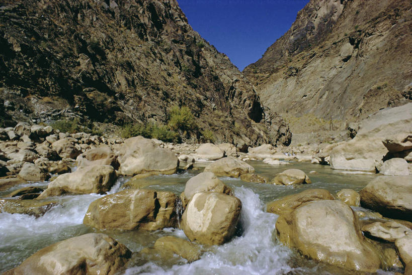 无人,横图,室外,白天,仰视,旅游,度假,草地,草坪,河流,石头,美景,山,山脉,水,植物,急流,阿富汗,亚洲,阴影,朦胧,模糊,光线,石子,影子,河水,景观,山峰,水流,山峦,娱乐,草,蓝色,绿色,倒影,蓝天,天空,阳光,自然,群山,天,享受,休闲,激流,景色,放松,晴朗,倒映,自然风光,西亚,万里无云,洪流,阿富汗伊斯兰国,反照,石块,岩石,晴空,晴空万里,彩图,低角度拍摄