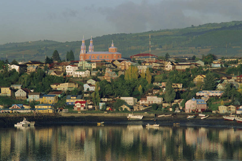 无人,家,教堂,横图,室外,白天,正面,度假,草地,草坪,河流,美景,山,山脉,水,植物,城市风光,城市,轮船,船,智利,许多,阴影,节日,光线,影子,房屋,屋子,河水,景观,山峰,水流,云,云朵,山峦,很多,云彩,文化,娱乐,楼房,住宅,草,树,树木,蓝色,绿色,白云,倒影,蓝天,天空,自然,交通工具,群山,天,祈祷,享受,休闲,健康,景色,南美,放松,许愿,宗教,信仰,生长,晴朗,成长,纪念,祈求,南美洲,倒映,基督教,拉丁美洲,天主教,载具,美洲,信念,亚美利加洲,南亚美利加洲,智利共和国,反照,奇洛埃岛,平安,晴空,彩图,房子,大教堂,礼拜堂