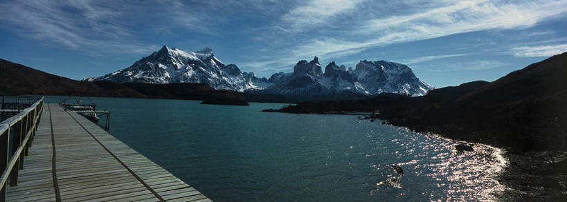 无人,公园,码头,横图,全景,俯视,室外,白天,旅游,度假,湖,湖泊,石头,美景,山,水,天际线,雪,雪山,大雪,港口,智利,阴影,波纹,光线,木板,石子,影子,冰,湖面,积雪,景观,山顶,山峰,水流,水面,雪景,云,云朵,冬季,冬天,桥,木桥,涟漪,山峦,云彩,娱乐,栈桥,蓝色,白云,倒影,蓝天,水纹,天空,阳光,自然,波浪,湖水,天,享受,休闲,景色,南美,放松,寒冷,晴朗,人行桥,木板桥,冰冷,南美洲,倒映,国家公园,拉丁美洲,自然风光,美洲,水晕,亚美利加洲,严寒,南亚美利加洲,智利共和国,冰凉,酷寒,凛冽,凛凛,极冷,托雷斯德尔佩恩国家公园,颠峰,极峰,反照,石块,岩石,晴空,彩图,高角度拍摄,摆渡口,埠头,渡口,渡头,港湾,海港,货运码头,口岸,商港