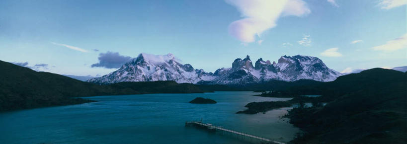 无人,公园,码头,横图,全景,俯视,室外,白天,旅游,度假,湖,湖泊,石头,美景,山,水,天际线,雪,雪山,大雪,港口,智利,阴影,波纹,光线,木板,石子,影子,冰,湖面,积雪,景观,山顶,山峰,水流,水面,雪景,云,云朵,冬季,冬天,桥,木桥,涟漪,山峦,云彩,娱乐,栈桥,蓝色,白云,倒影,蓝天,水纹,天空,阳光,自然,波浪,湖水,天,享受,休闲,景色,南美,放松,寒冷,晴朗,人行桥,木板桥,冰冷,南美洲,倒映,国家公园,拉丁美洲,自然风光,美洲,水晕,亚美利加洲,严寒,南亚美利加洲,智利共和国,冰凉,酷寒,凛冽,凛凛,极冷,托雷斯德尔佩恩国家公园,颠峰,极峰,反照,石块,岩石,晴空,彩图,高角度拍摄,摆渡口,埠头,渡口,渡头,港湾,海港,货运码头,口岸,商港