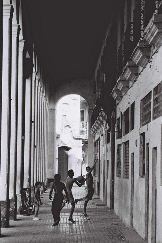 西方人,儿童,四个人,伙伴,朋友,家,站,竖图,黑白,室外,白天,正面,度假,友谊,纯洁,篮球,美景,门,城市风光,城市,自行车,古巴,欧洲,欧洲人,一排,阴影,服装,整齐,光线,影子,柱子,房屋,墙,屋子,景观,拱门,篮球装备,首都,注视,休闲装,娱乐,运动器械,楼房,墙壁,墙面,住宅,车,脚踏车,排列,小孩,衣服,阳光,门框,交通工具,观察,看,站着,享受,休闲,休闲服,健身器械,景色,放松,可爱,童年,童趣,服饰,观看,察看,北美,北美洲,队列,关注,载具,美洲,健身器材,篮球运动,童真,烂漫,无邪,哈瓦那,北亚美利加洲,亚美利加洲,古巴共和国,天真,友情,男孩,男人,男性,白种人,站立,全身,房子,运动器材,男生