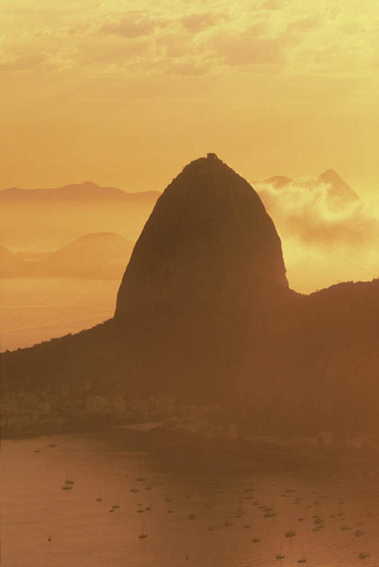 无人,家,竖图,俯视,航拍,室外,白天,度假,海浪,海洋,石头,美景,日落,沙滩,山,山脉,城市风光,城市,巴西,沙子,石子,房屋,屋子,海岸,景观,浪花,山顶,山峰,晚霞,霞光,落日,沙地,山峦,娱乐,楼房,住宅,海水,黄昏,群山,享受,休闲,景色,彩霞,南美,放松,南美洲,拉丁美洲,鸟瞰,美洲,海景,瓜纳巴拉湾,里约热内卢州,巴西联邦共和国,亚美利加洲,南亚美利加洲,颠峰,极峰,夕照,甜面包山,大海,风浪,海,海水的波动,海滩,近岸浪,石块,岩石,涌浪,夕阳,彩图,高角度拍摄,房子,斜阳