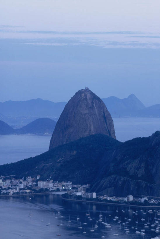 无人,家,竖图,俯视,航拍,室外,白天,度假,海浪,海洋,石头,美景,日落,沙滩,山,山脉,城市风光,城市,路灯,照明,巴西,阴影,光线,沙子,石子,影子,房屋,屋子,海岸,景观,浪花,山顶,山峰,晚霞,霞光,落日,灯光,沙地,山峦,娱乐,楼房,住宅,灯,海水,黄昏,群山,享受,休闲,景色,彩霞,南美,放松,照亮,南美洲,照明设备,拉丁美洲,鸟瞰,美洲,海景,瓜纳巴拉湾,里约热内卢州,巴西联邦共和国,亚美利加洲,南亚美利加洲,颠峰,极峰,夕照,甜面包山,大海,风浪,海,海水的波动,海滩,近岸浪,石块,岩石,涌浪,夕阳,彩图,高角度拍摄,房子,斜阳