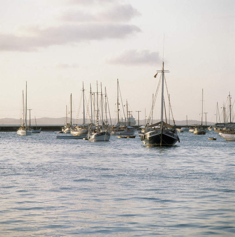 帆船,无人,码头,竖图,室外,白天,正面,旅游,度假,海浪,海洋,美景,港口,船,巴西,景观,浪花,云,云朵,云彩,娱乐,白云,自然,海水,交通工具,享受,休闲,景色,南美,放松,南美洲,拉丁美洲,自然风光,载具,美洲,海景,巴西联邦共和国,亚美利加洲,南亚美利加洲,大海,风浪,海,海水的波动,近岸浪,涌浪,彩图,摆渡口,埠头,渡口,渡头,港湾,海港,货运码头,口岸,商港