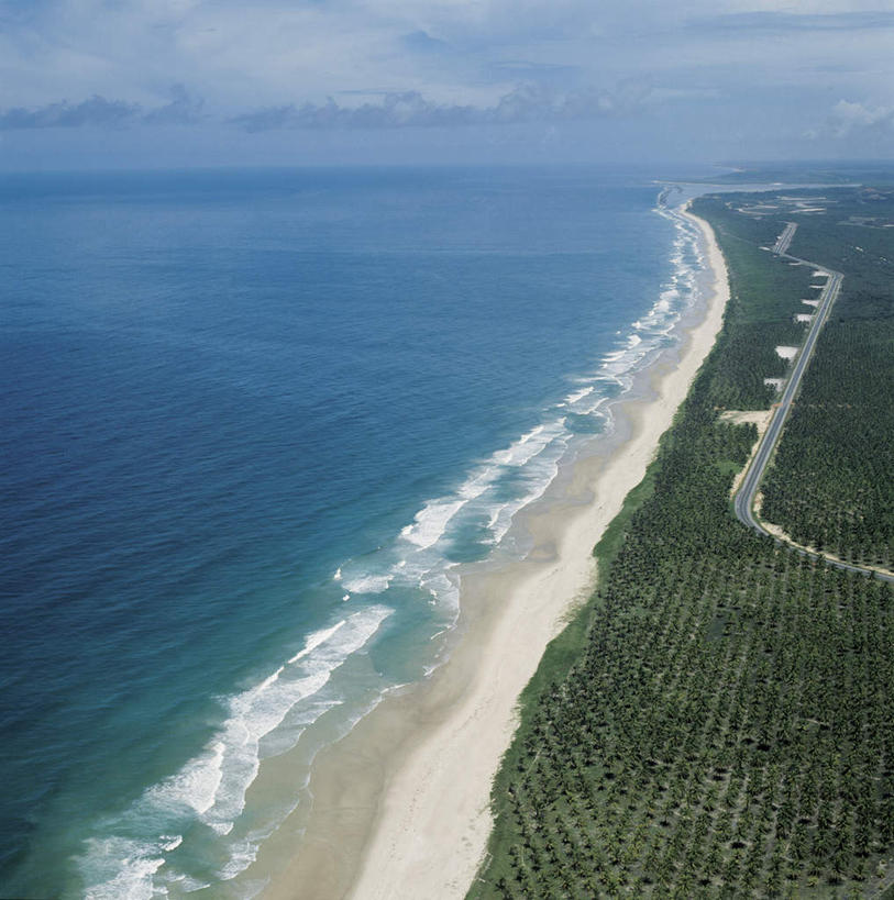 无人,竖图,俯视,航拍,室外,白天,旅游,度假,草地,草坪,海浪,海洋,美景,沙滩,植物,巴西,阴影,光线,沙子,影子,海岸,景观,浪花,水平线,云,云朵,辽阔,海平线,沙地,云彩,娱乐,草,树,树木,蓝色,绿色,白云,蓝天,天空,阳光,自然,海水,天,享受,休闲,广阔,景色,南美,放松,生长,晴朗,成长,一望无际,南美洲,拉丁美洲,鸟瞰,自然风光,美洲,海景,巴西联邦共和国,亚美利加洲,南亚美利加洲,无边无际,一马平川,大海,风浪,海,海水的波动,海滩,近岸浪,涌浪,晴空,彩图,高角度拍摄,水天相接,水天一线
