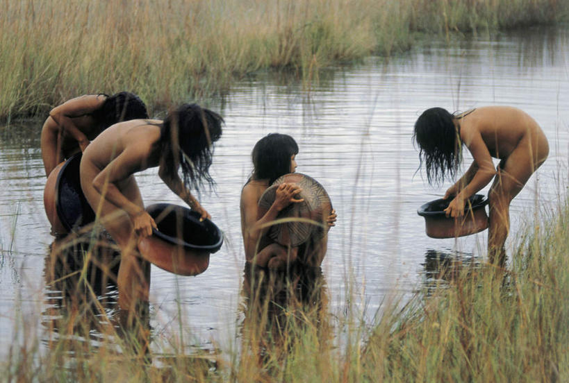 西方人,儿童,站,横图,室外,白天,洗澡,纯洁,河流,水,植物,欧洲,非洲,黑人,欧洲人,弯腰,握,波纹,枯萎,木桶,桶,河水,水流,枯草,涟漪,许多人,拿,拿着,注视,干净,裸露,草,小孩,背面,黄色,倒影,水纹,容器,波浪,观察,看,清洁,站着,一群人,享受,健康,放松,可爱,童年,童趣,握着,保健,赤裸,观看,储藏,察看,卫生,倒映,储存,关注,裸,童真,烂漫,无邪,水晕,弯身,泡汤,反照,天真,年轻女性,女孩,女人,女性,非洲人,站立,彩图,全身,沐浴,贮存,女生