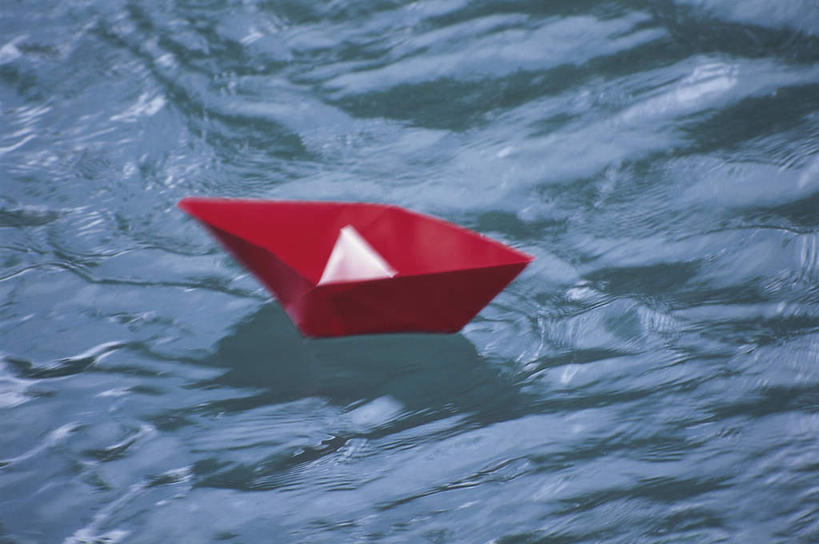 无人,横图,俯视,室外,特写,白天,河流,水,船,阴影,波纹,艺术,光线,影子,折纸,纸艺,手工艺品,河水,水流,涟漪,文化,一个,红色,倒影,水纹,阳光,纸制品,工艺品,波浪,单个,倒映,高雅,纸船,水晕,工艺折纸,自信心,品位,反照,彩图,高角度拍摄