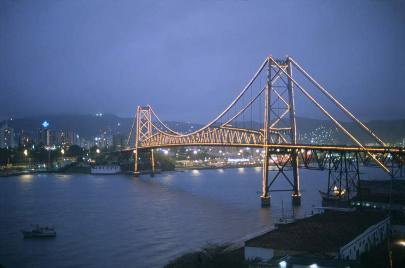 无人,家,横图,俯视,航拍,室外,白天,度假,河流,美景,日落,水,城市风光,城市,大桥,立交桥,路灯,桥梁,照明,巴西,阴影,波纹,光线,影子,房屋,屋子,河水,景观,水流,晚霞,霞光,落日,高架,公寓,斜拉桥,桥,灯光,涟漪,娱乐,洋房,楼房,住宅,灯,蓝色,倒影,蓝天,水纹,天空,黄昏,波浪,天,享受,休闲,景色,彩霞,南美,放松,晴朗,照亮,南美洲,倒映,照明设备,拉丁美洲,鸟瞰,美洲,万里无云,巴西联邦共和国,水晕,亚美利加洲,南亚美利加洲,圣卡塔琳娜,圣卡塔琳娜州,夕照,反照,晴空,晴空万里,夕阳,彩图,高角度拍摄,房子,斜阳