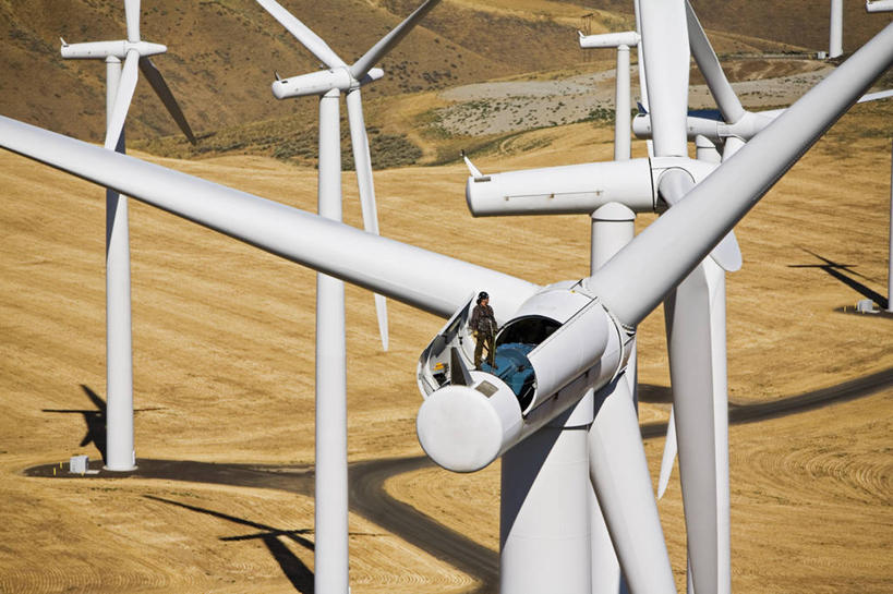 西方人,成年人,中年人,一个人,工程师,农场,横图,俯视,航拍,室外,白天,技术,风,欧洲,美国,欧洲人,仅一个男性,仅一个人,仅一个中年男性,环保,风力,发电机,塔,打开,职业,探索,工业,摄影,收获,能源,电,电源,环境,回收,资源,工程,开启,鸟瞰,利用,低碳,循环,替代能源,华盛顿州,帕卢斯,环境保护,涡轮,持续,男人,男性,中年男性,白种人,风轮机,彩图,高角度拍摄