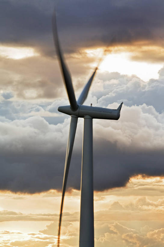 无人,竖图,室外,白天,运动模糊,技术,风,全球变暖,日光,美国,环保,风力,发电机,云,塔,天气,夏天,摄影,能源,电,电源,环境,回收,资源,工程,利用,低碳,循环,替代能源,华盛顿州,涡轮,持续,雷雨,风轮机,彩图,机遇