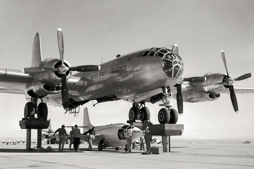 成年人,空姐,横图,黑白,室外,白天,飞机,美国,军事,乘务员,航空乘务员,空乘,运输,摄影,飞行器,加利福尼亚,装货,沥青,安诺拉盖伊轰炸机,科学实验,螺旋桨飞机,美国宇航局,技术员,爆炸物