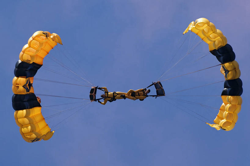 西方人,成年人,中年人,两个人,横图,室外,白天,仰视,兴奋,风险,安全,成功,团队,降落伞,欧洲,美国,欧洲人,军事,着陆,极限运动,车队,活力,力量,摄影,灵感,协调,登陆,领导,撞击,成就,载具,下降,决心,降落,挑战,渴望,军队,勇气,完美,航空工具,减速器,机会,把握,冒险,危险,信任,跳伞运动,男人,中年男性,白种人,伞兵,彩图,低角度拍摄,忍耐力,态度,掌控