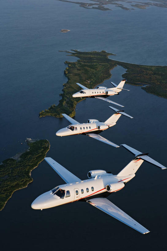 无人,竖图,俯视,航拍,室外,白天,留白,湖,水,飞机,美国,交通,航空,排列,交通工具,运输,摄影,客机,鸟瞰,载具,明尼苏达,彩图,高角度拍摄,商务机